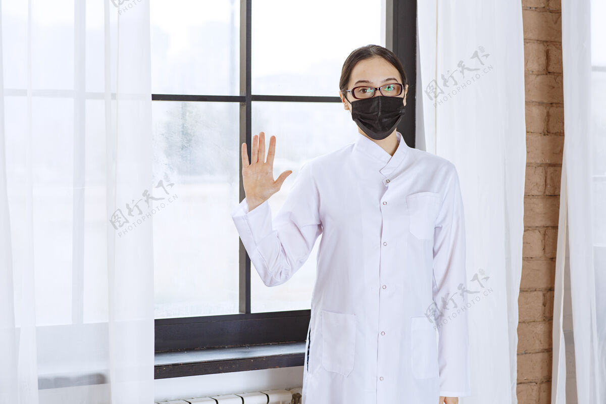 医疗戴着黑面具和眼镜的医生站在窗边停下什么东西距离疾病治疗