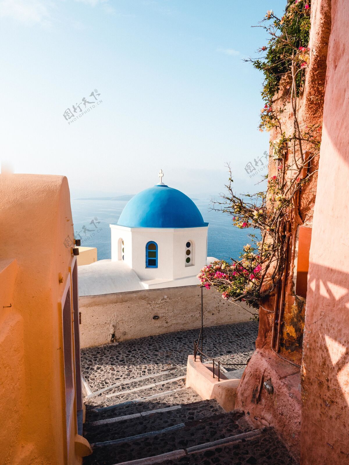 房子希腊圣托里尼蓝色圆顶的垂直拍摄岛屿旅行自然