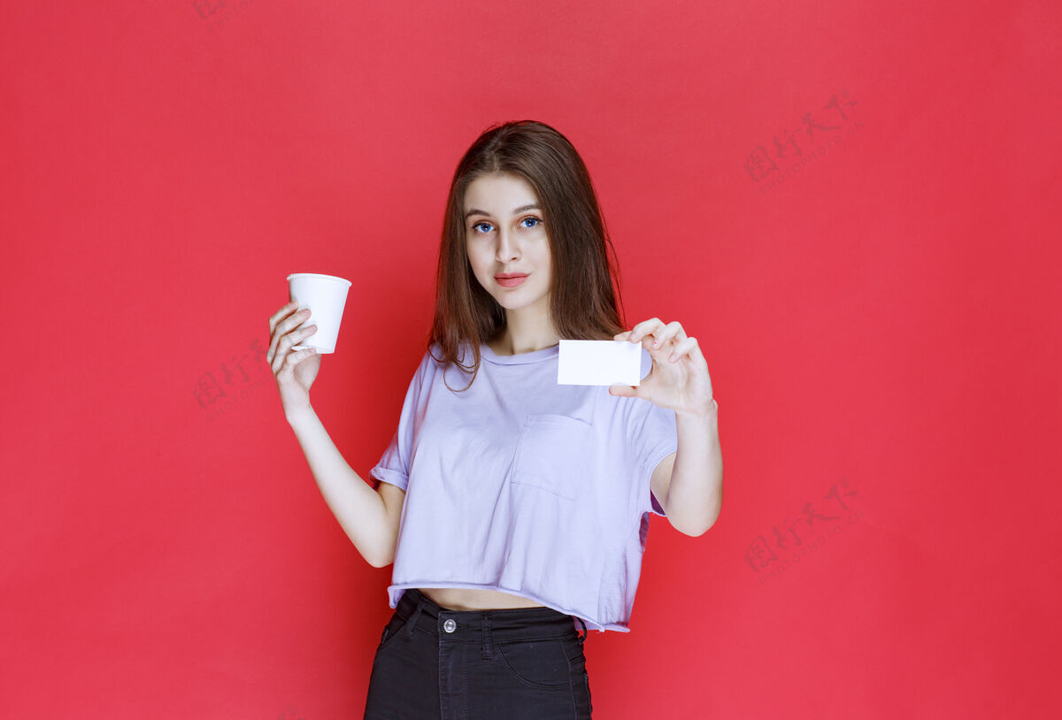 咖啡一位年轻女士端着一杯饮料出示名片位置成人外卖