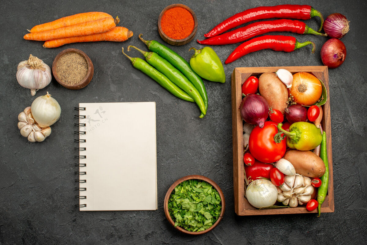 西红柿顶视图新鲜蔬菜与绿色和大蒜在黑暗的桌子上成熟的沙拉颜色健康胡椒食物豌豆
