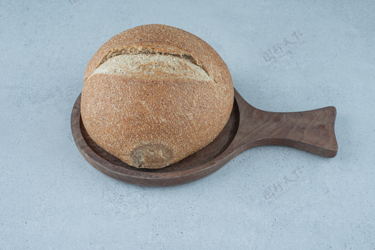 面包卷木板上的黑麦面包卷食品整个面包