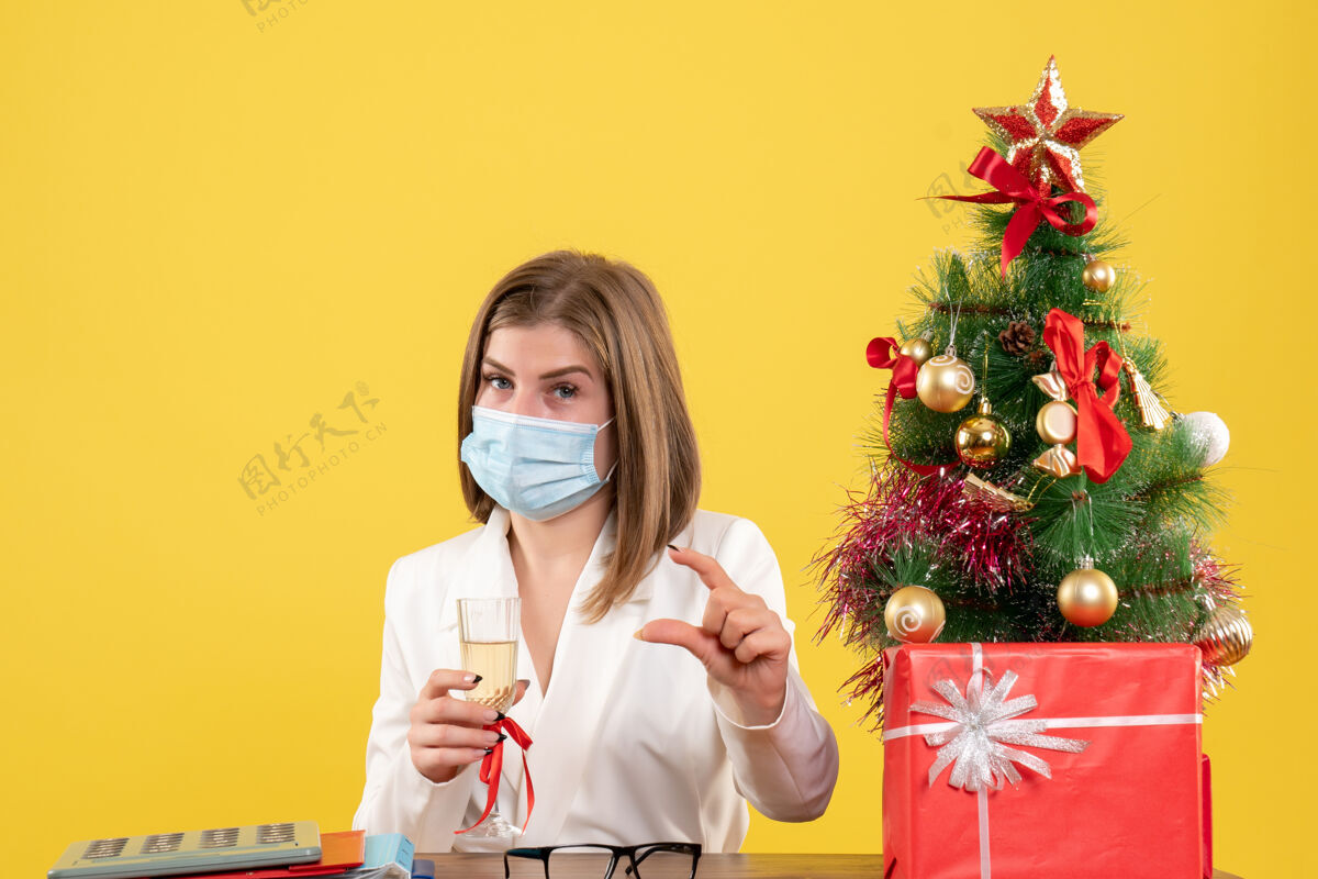人正面图女医生戴着无菌口罩庆祝圣诞节面具专业病毒