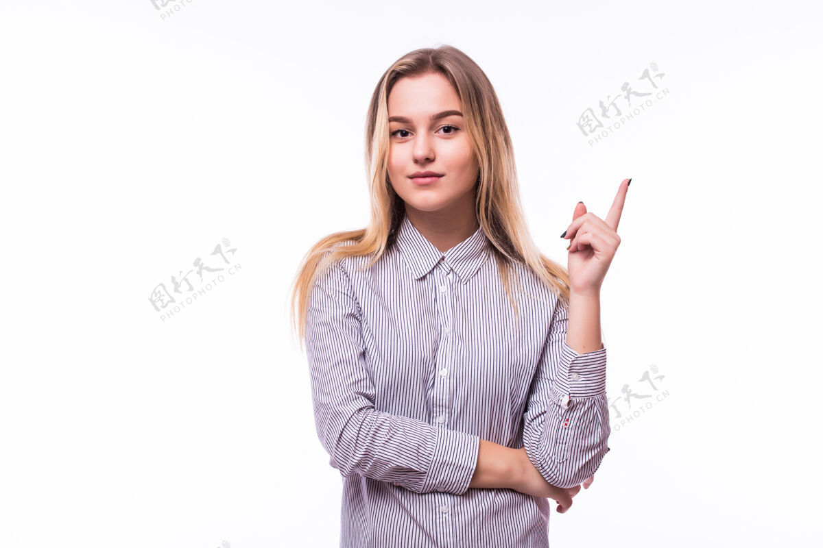漂亮照片中 一位精力充沛 面带微笑的女士身穿灰色上衣 孤立地站在白色墙上 手指指向尤里卡标志 她有着伟大的创新想法 理解力或刚刚得到的解决方案问题奇迹尤里卡