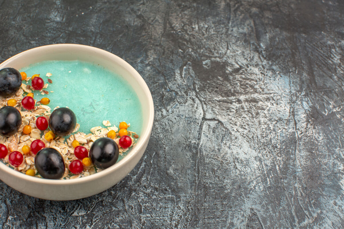 餐侧面特写查看浆果蓝色碗开胃的五颜六色浆果健康蓝莓盘子