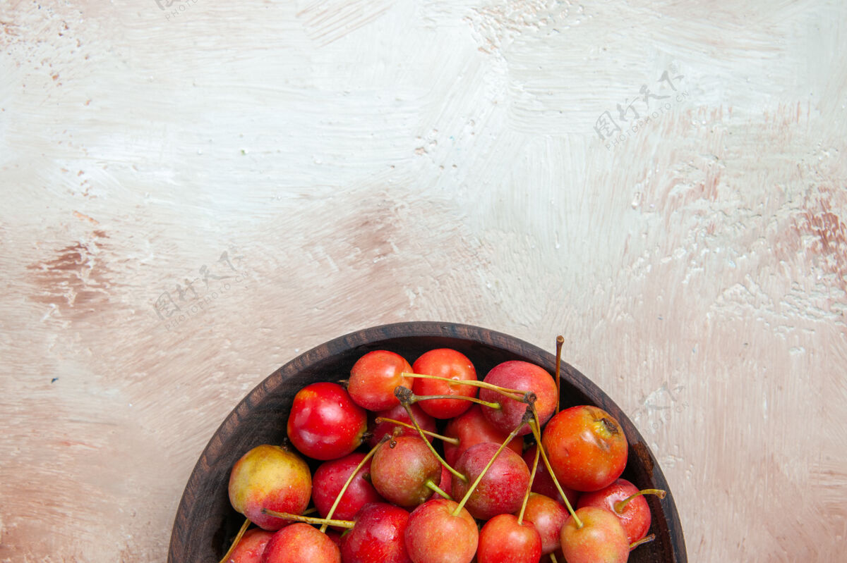 苹果顶部特写查看樱桃桌上一碗红黄色的樱桃甜樱桃美味新鲜