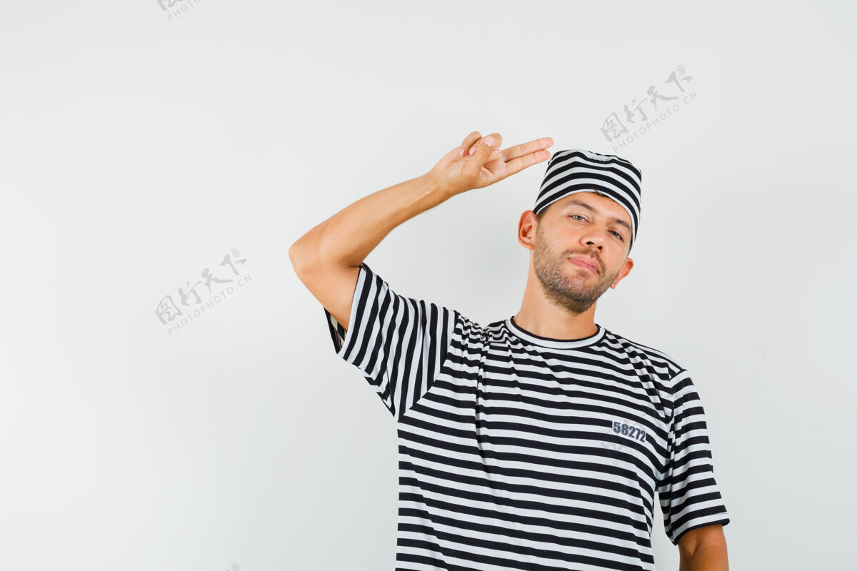 科技网穿着条纹t恤帽子的年轻男子用手和手指做手势 看起来很自信姿势办公室手指