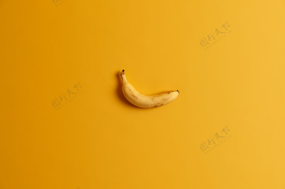 营养单根成熟美味的黄色香蕉 以工作室为背景颜色鲜艳热带水果为您的美味小吃开胃的可食用产品文本或信息的空白空间膳食未经烹调的美味