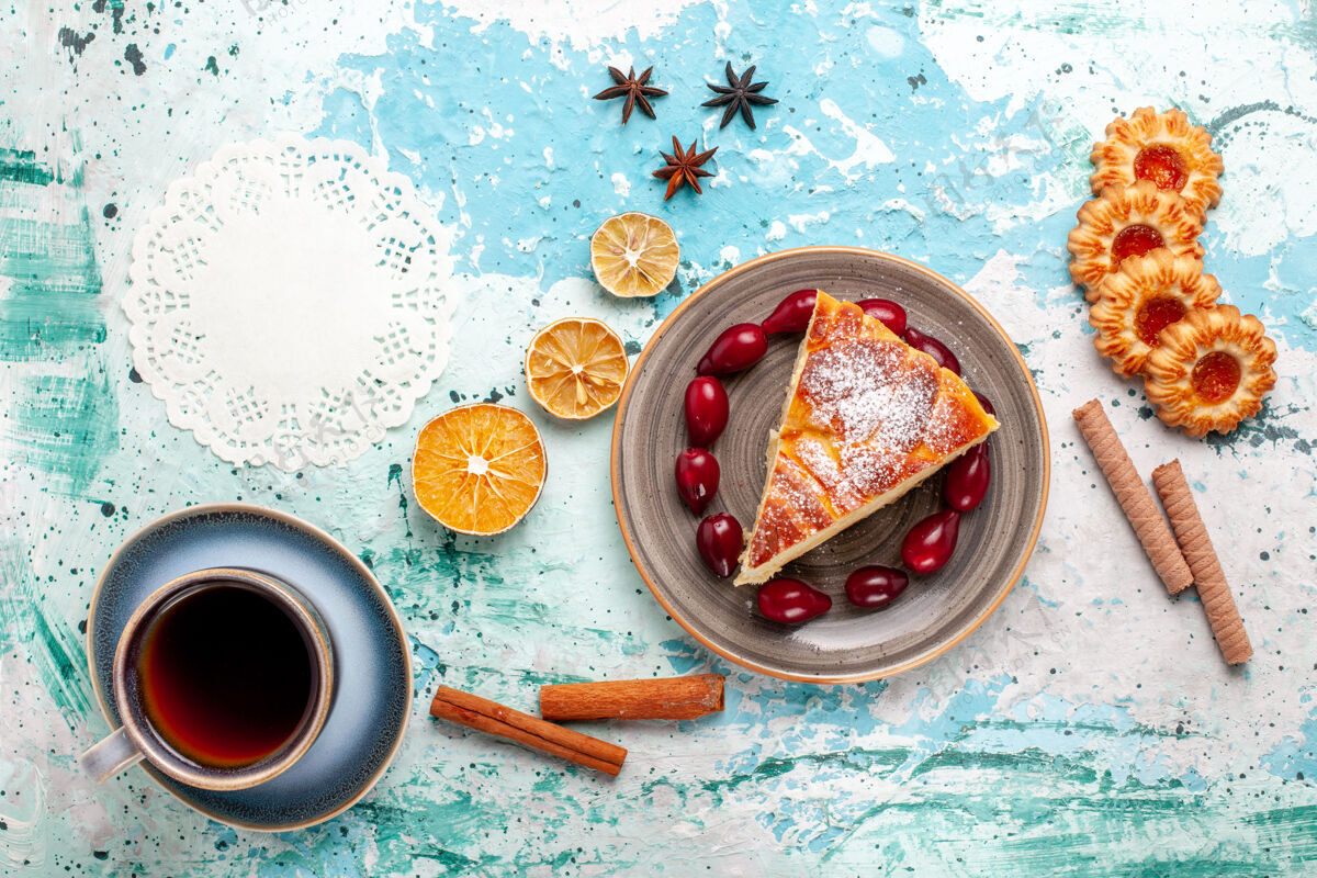咖啡俯视图蛋糕片配饼干和一杯茶放在蓝色桌子上水果蛋糕烤派饼干甜颜色水果桌子