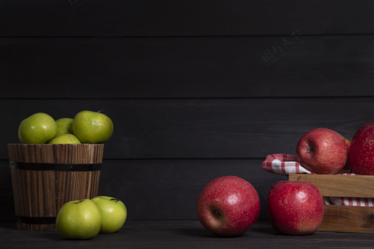 有机黑底红苹果绿苹果木盒 高品质照片健康食物美味