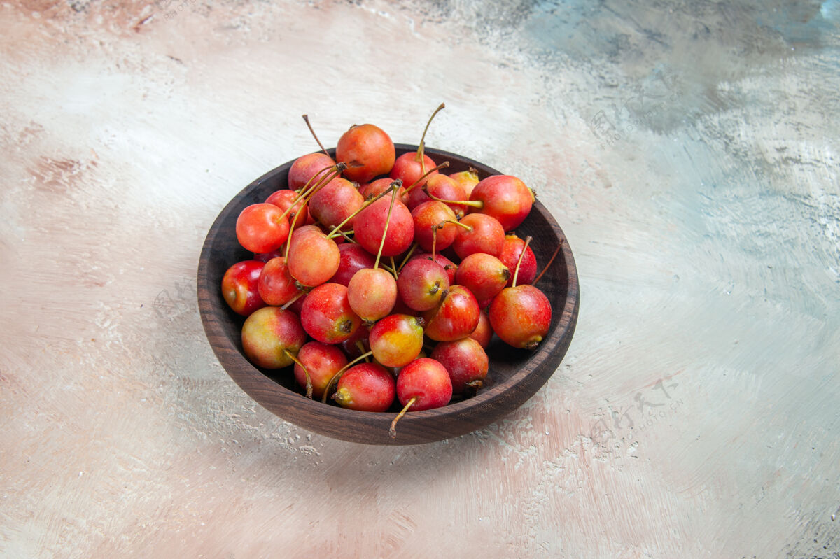 多汁侧面特写樱桃木碗红黄樱桃放在桌上食品素食水果