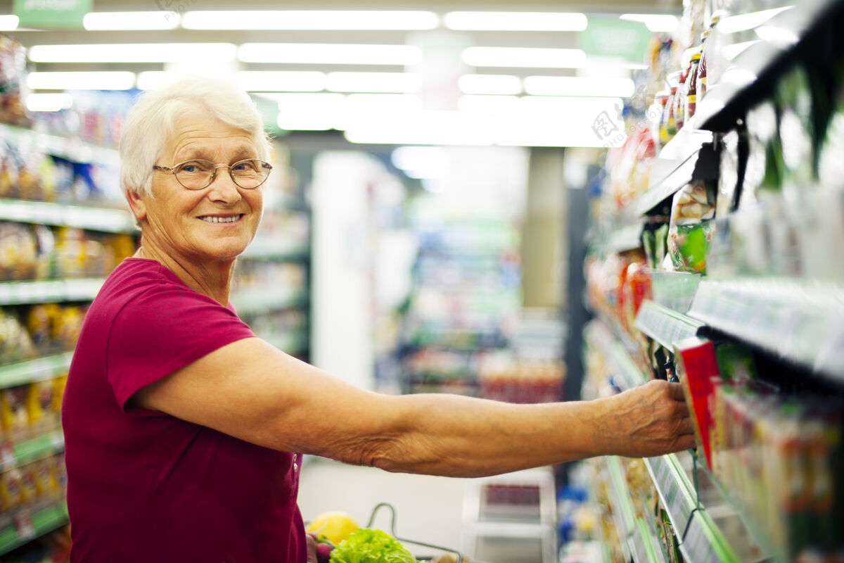 老年人超级市场老太太快乐顾客超市买