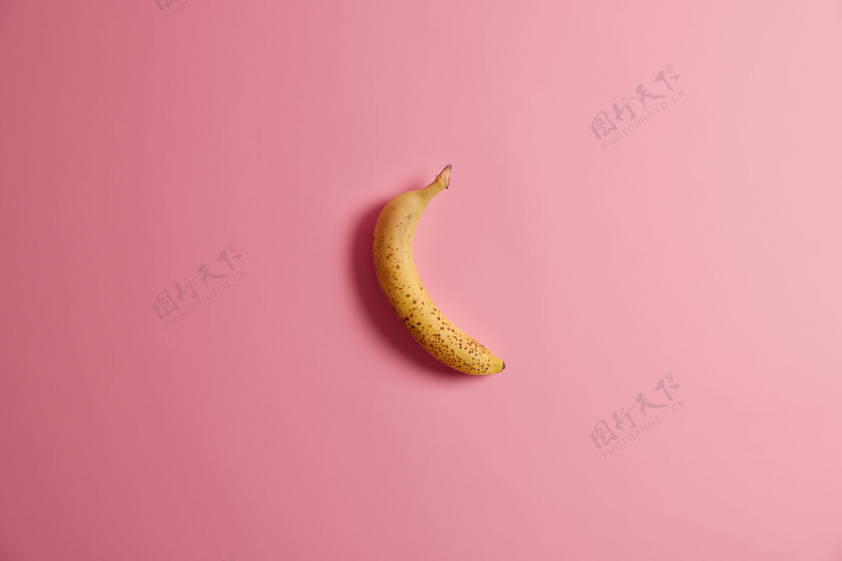 营养开胃新鲜的全黄香蕉隔离在粉红色背景上早餐吃美味的无皮水果水平镜头成熟的水果含有大量的热量和维生素干净的饮食理念作物生的热带