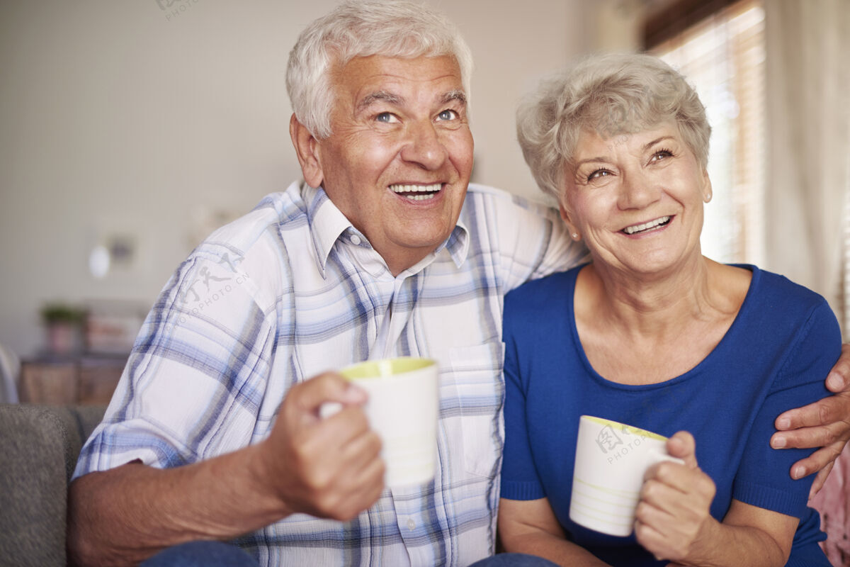 客厅爷爷奶奶饭后喝茶室内灰色头发微笑