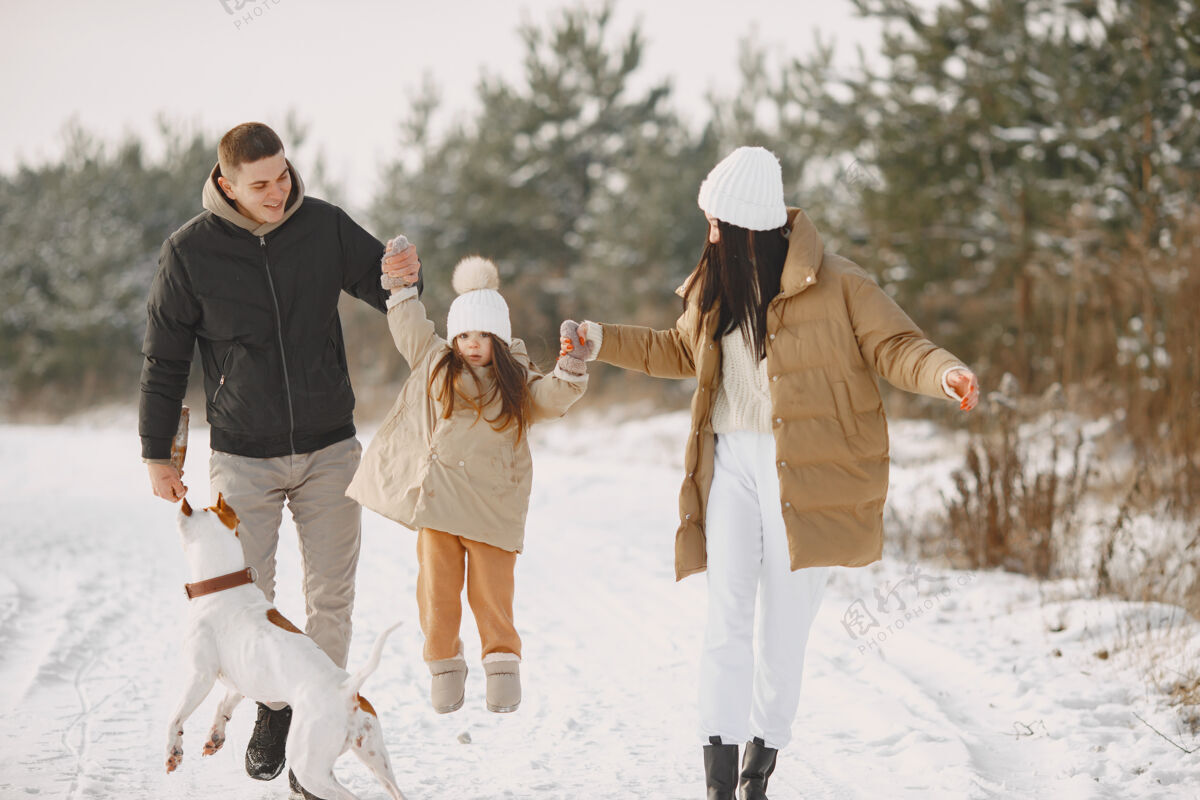 女性一家人在度假时戴着编织的冬帽人季节帽子