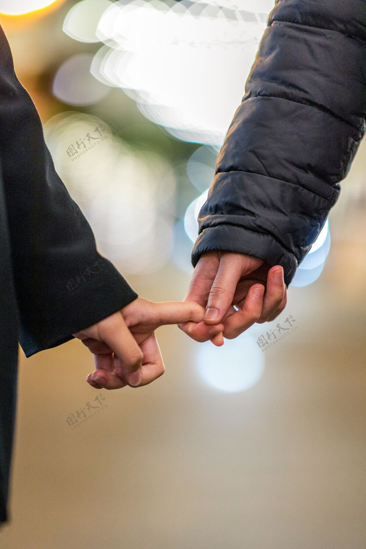 爱两个人手牵着手手牵手人