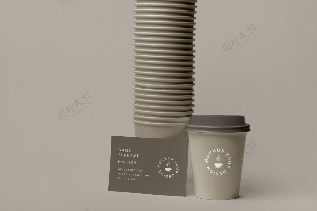模型桌上有咖啡模型的塑料杯咖啡模型商标咖啡杯