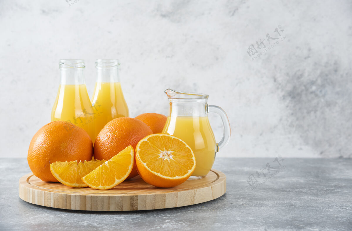 甜点石桌上放满了橙子汁的木板口味提神新鲜