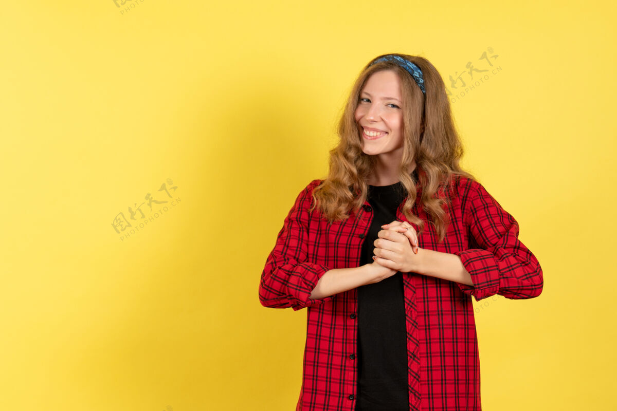 格子正面图穿着红色格子衬衫的年轻女性站在黄色背景上微笑着模特儿人类女孩站立人物成人