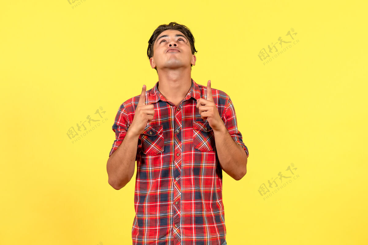 衬衫正面图：身着黄色背景亮色衬衫的年轻男性男模成年人帅哥人物