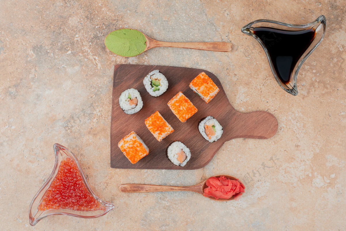 生姜美味的寿司 鱼子酱 姜和瓦萨比放在木盘上好吃酱油汤匙