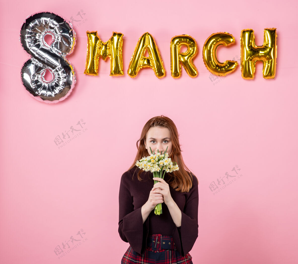 妇女节正面图：手拿鲜花的年轻女性 粉色背景上的三月装饰派对妇女节三月结婚激情平等礼物花88