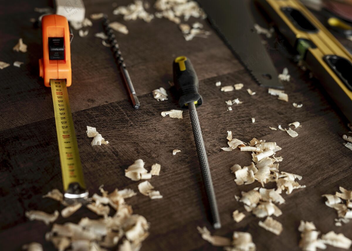 设备桌面上的木制工具俯视图铅笔工匠锯末