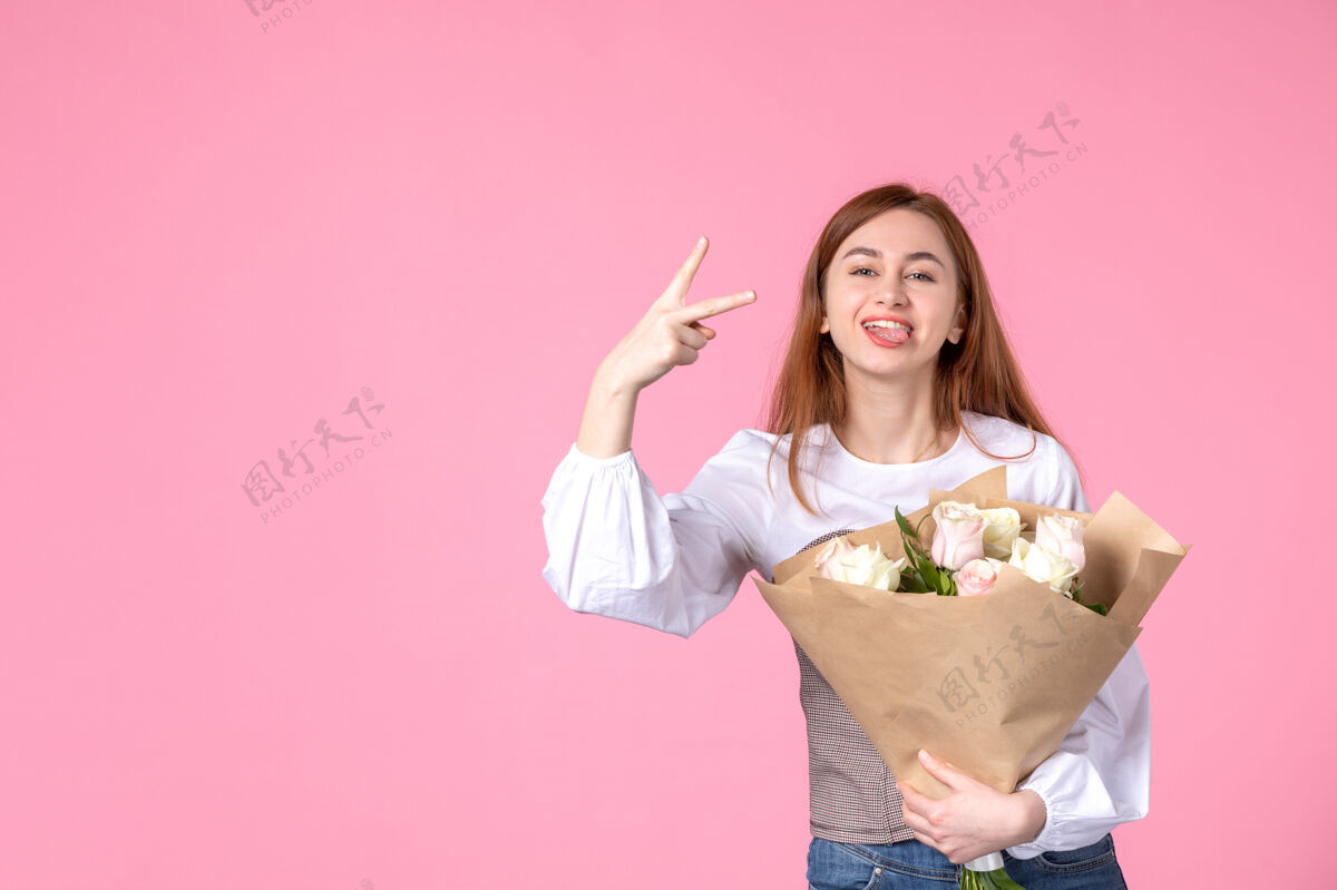 花束正面图：带花朵的年轻女性 作为女性节礼物 粉色背景 横向女性化 三月女性约会平等 爱感性玫瑰人花