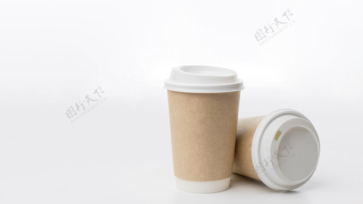 商标塑料杯和咖啡模型放在桌子上咖啡模型咖啡模型