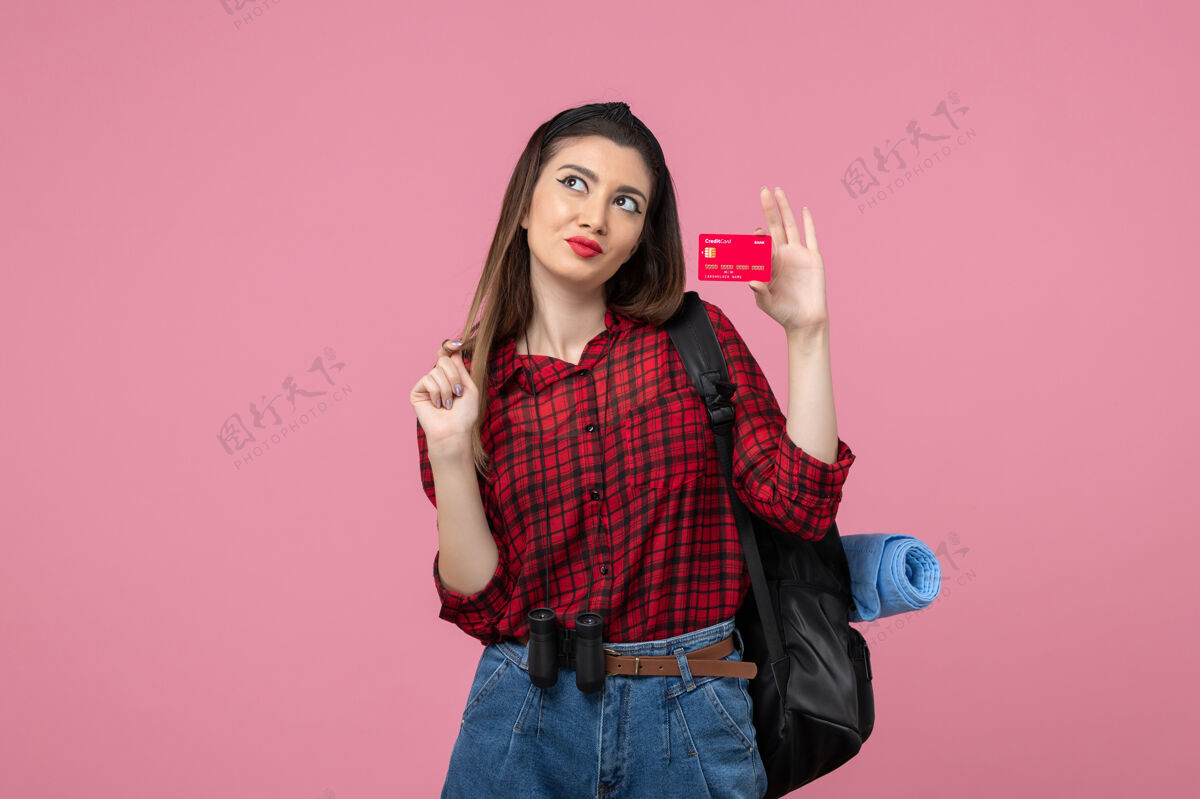 头发正面图身穿红色衬衫的年轻女性 浅粉色背景上有银行卡 女性颜色为人类人漂亮成人