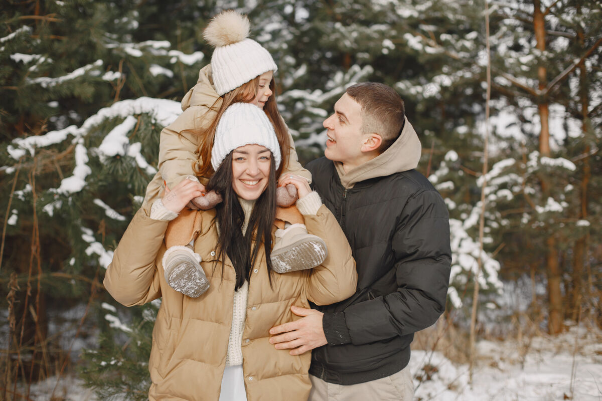 帽子一家人在度假时戴着编织的冬帽男人父亲女性