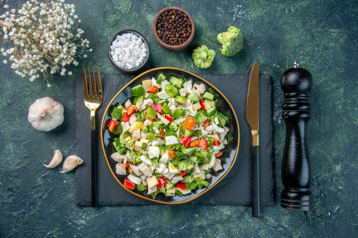 菜肴顶视图美味的蔬菜沙拉在盘子里用餐具在黑暗的背景下烹饪餐厅新鲜的一餐颜色健康的午餐饮食里面午餐食物