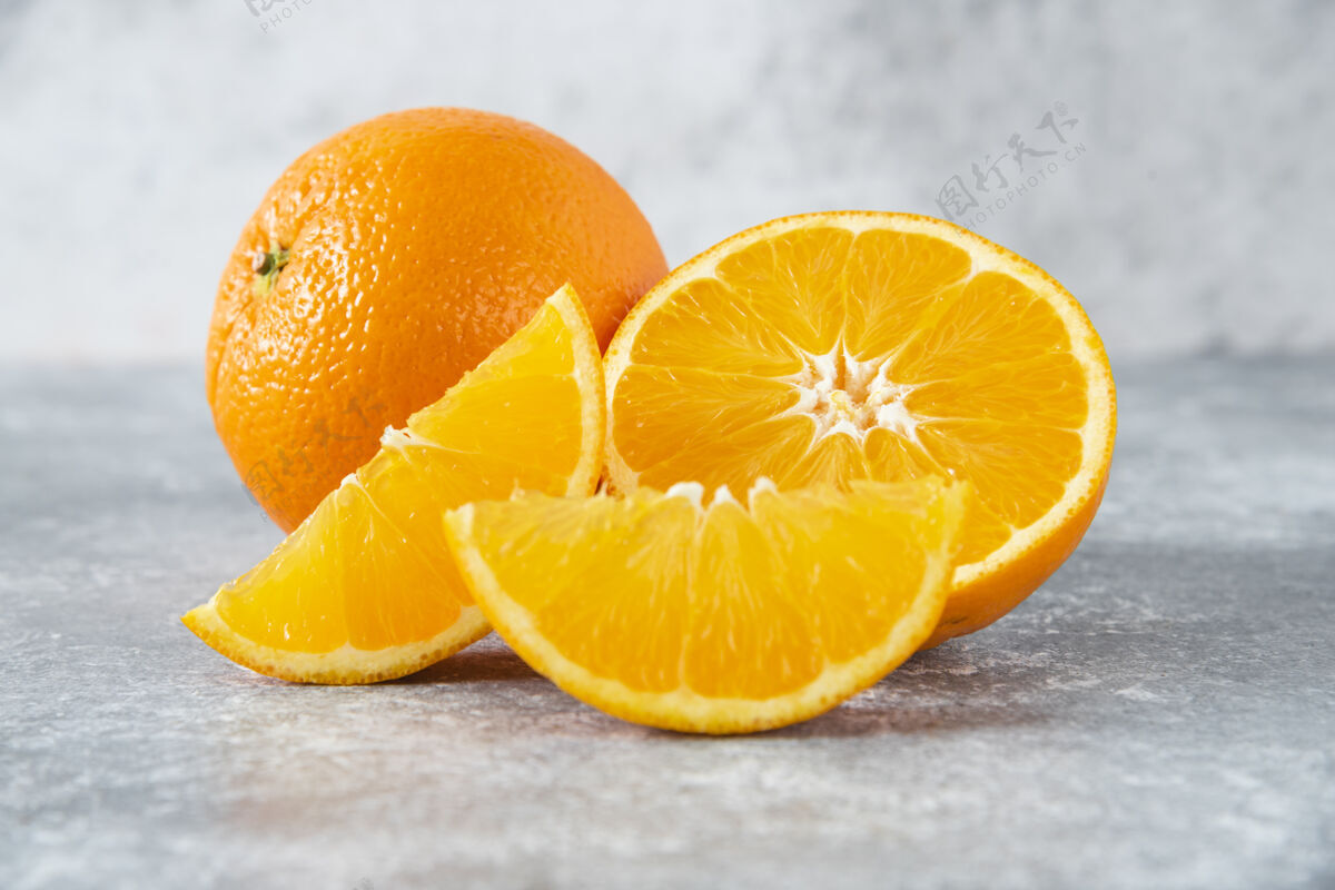 水果石板桌上放着切成片的 全是多汁的橙子成熟多汁甜点
