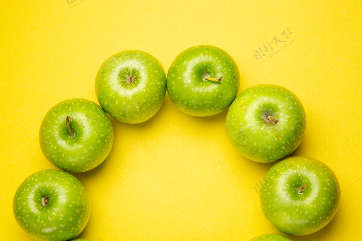 农产品顶部特写镜头：绿色苹果六个开胃的绿色苹果放在桌子上多汁饮食成熟