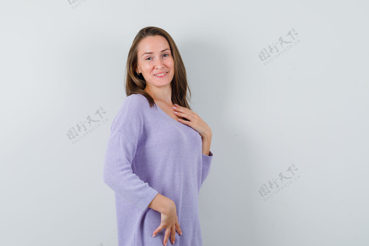 美女模特一个穿着淡紫色上衣的年轻女人对着镜头摆姿势 看上去很迷人奢华印象女性