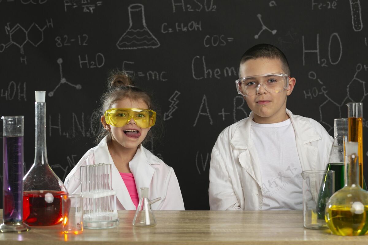 科学孩子们在实验室做实验女孩孩子试管