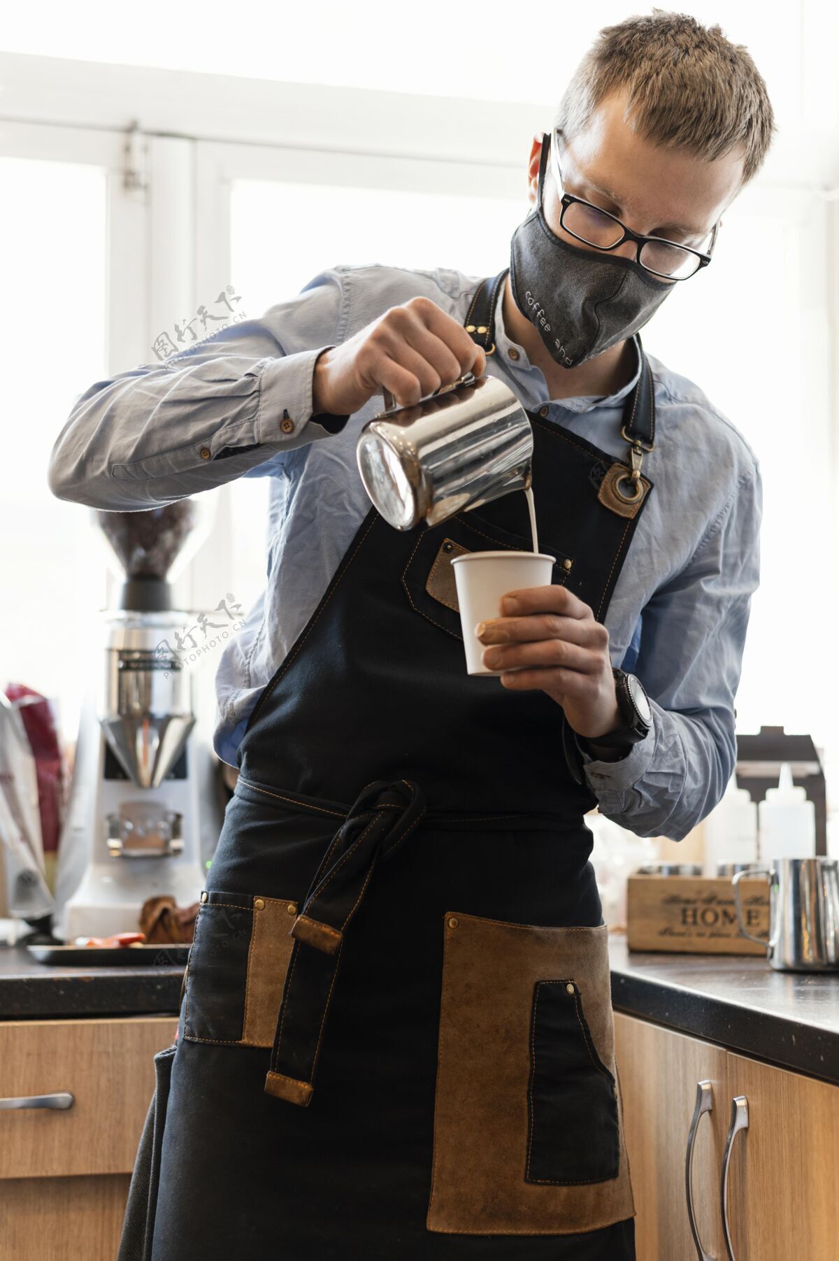 事业戴着面罩的中景咖啡师工作美味职业