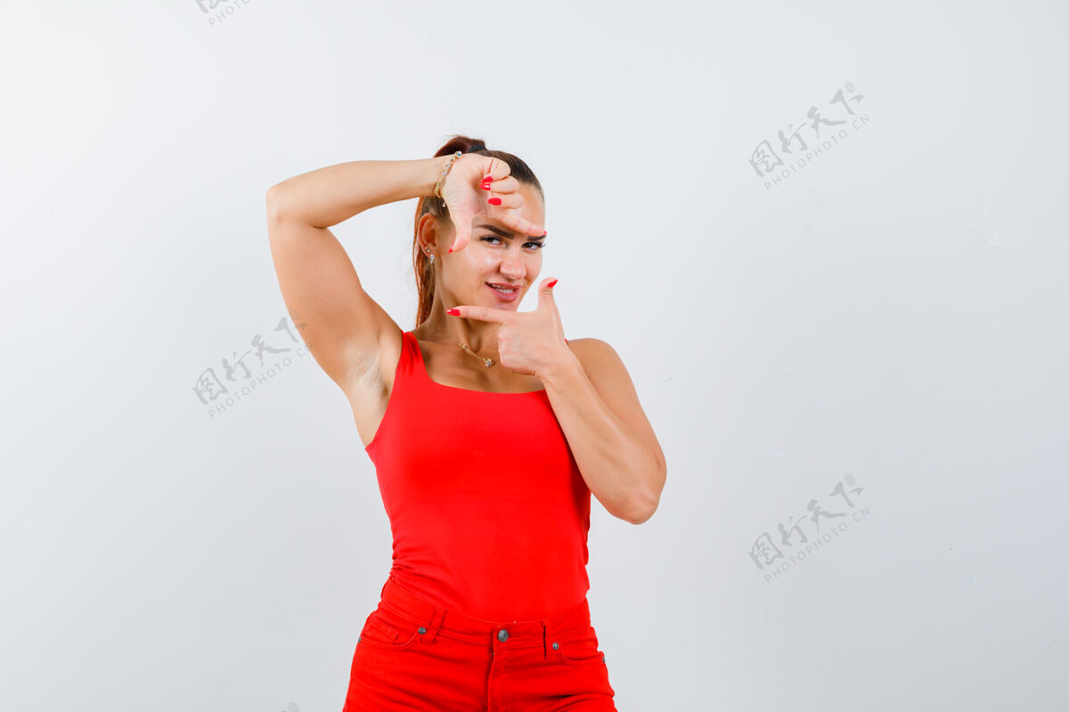 干净年轻女士穿着红色单品 红色长裤 展现出一副自信的姿态正面图单身健康裤子