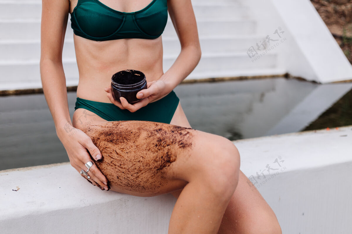 平滑用咖啡擦洗身体的女人的户外照片保健放松黑色