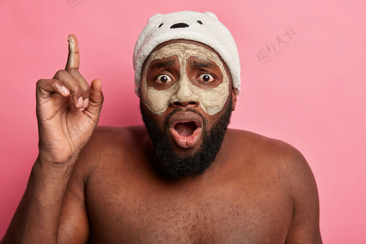 面膜男人脸上戴着美容面膜皮肤科护肤治疗卫生胡须
