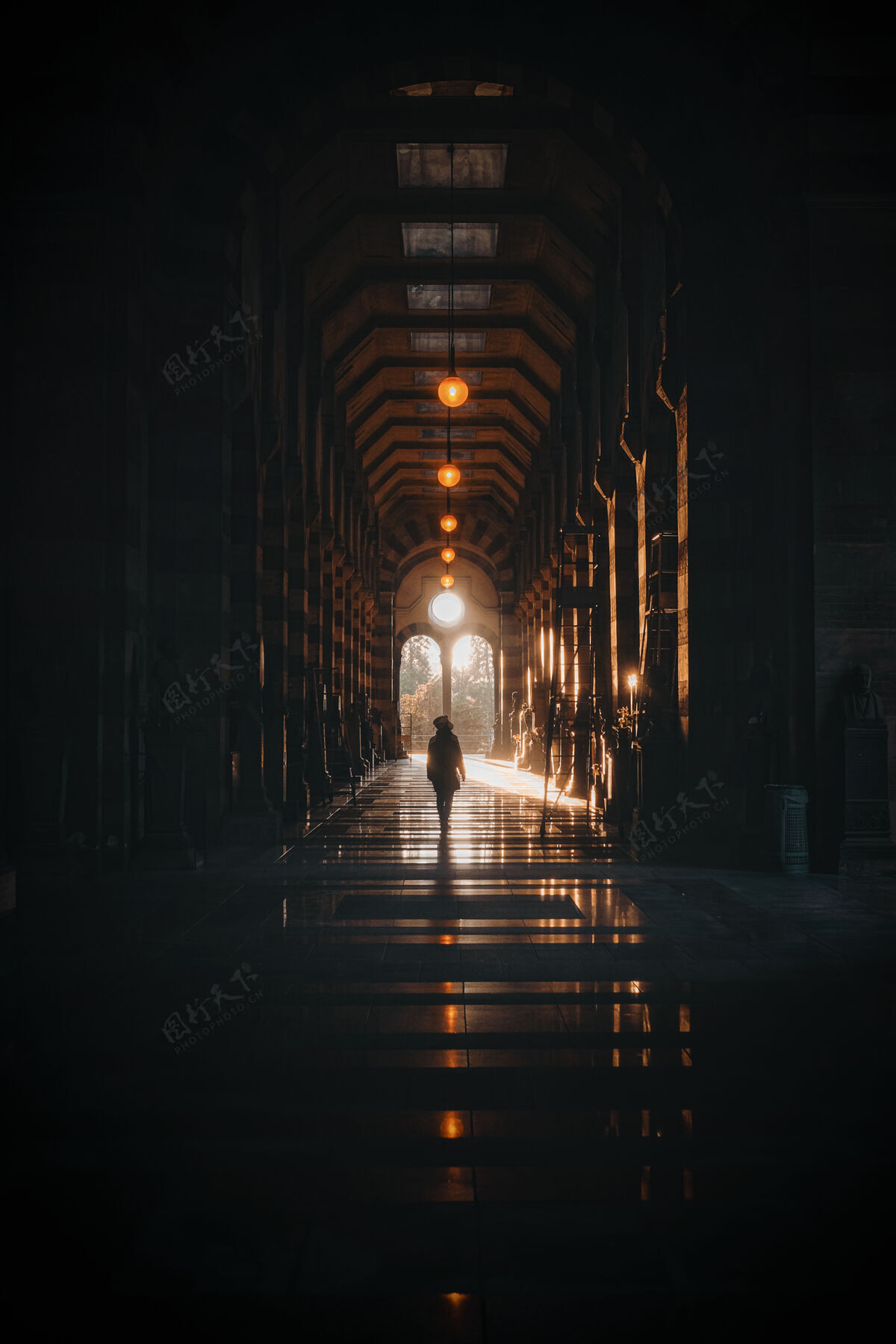 意大利建筑晚上在街上散步的人意大利米兰影子