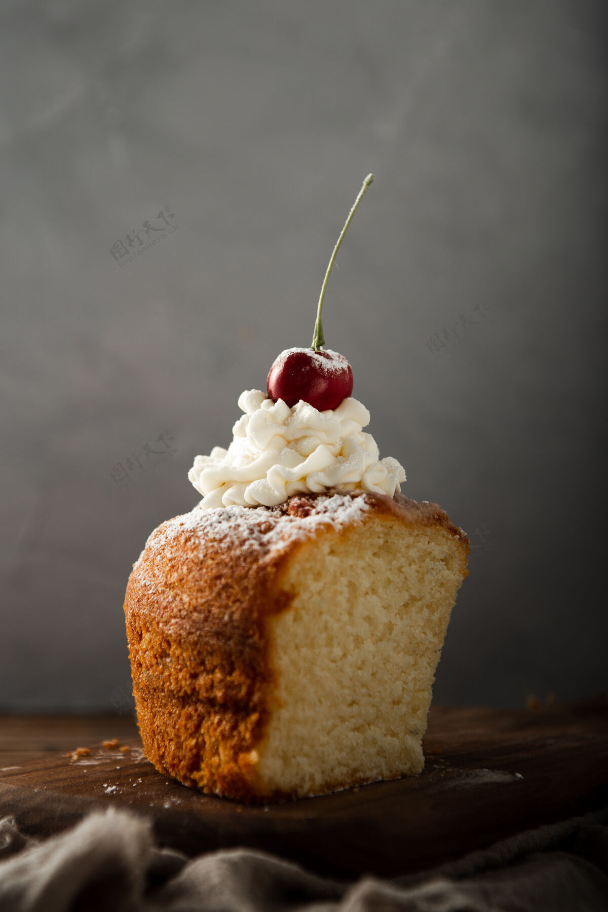 奶油垂直拍摄的美味蛋糕奶油 糖粉 樱桃上纸杯蛋糕面包房颜色