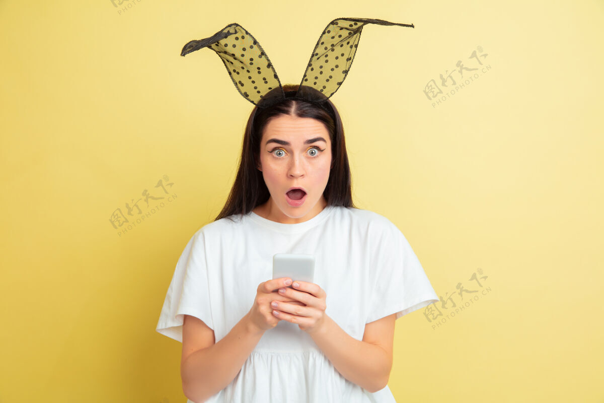 帅气复活节有兔子耳朵的年轻女人HuntingEasterCrazy