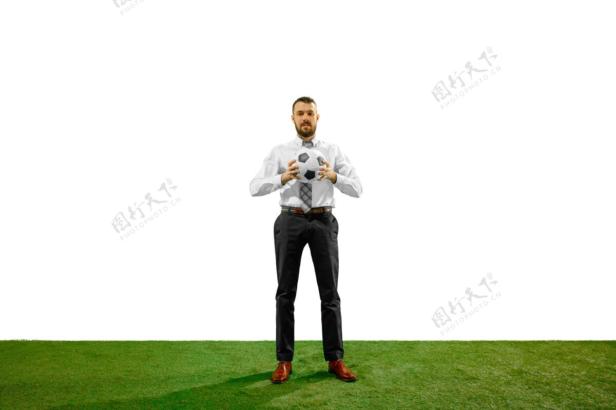 办公室一个年轻商人在白墙上踢足球的全长镜头休闲优雅支持