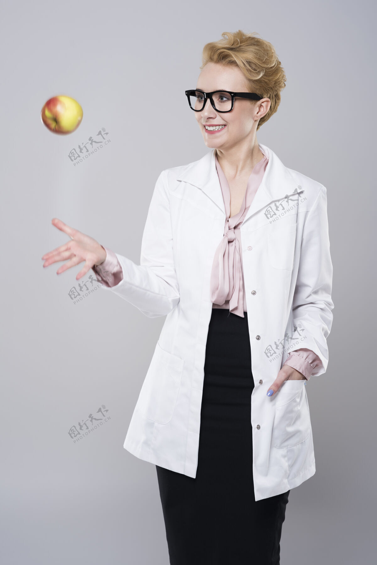 短发女医生扔苹果抛牙齿健康医疗职业