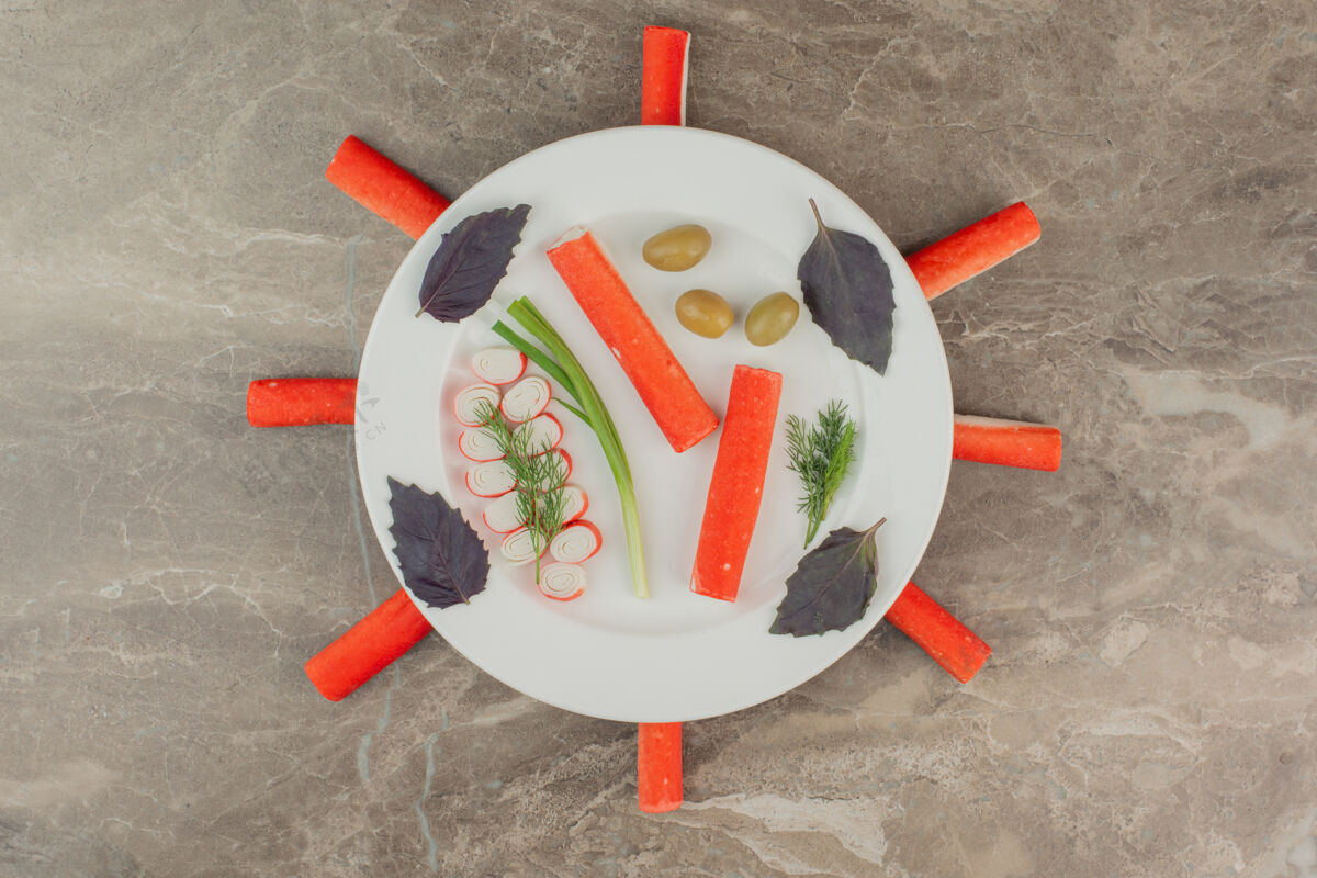 切片白板青菜蟹棒红色食物大理石