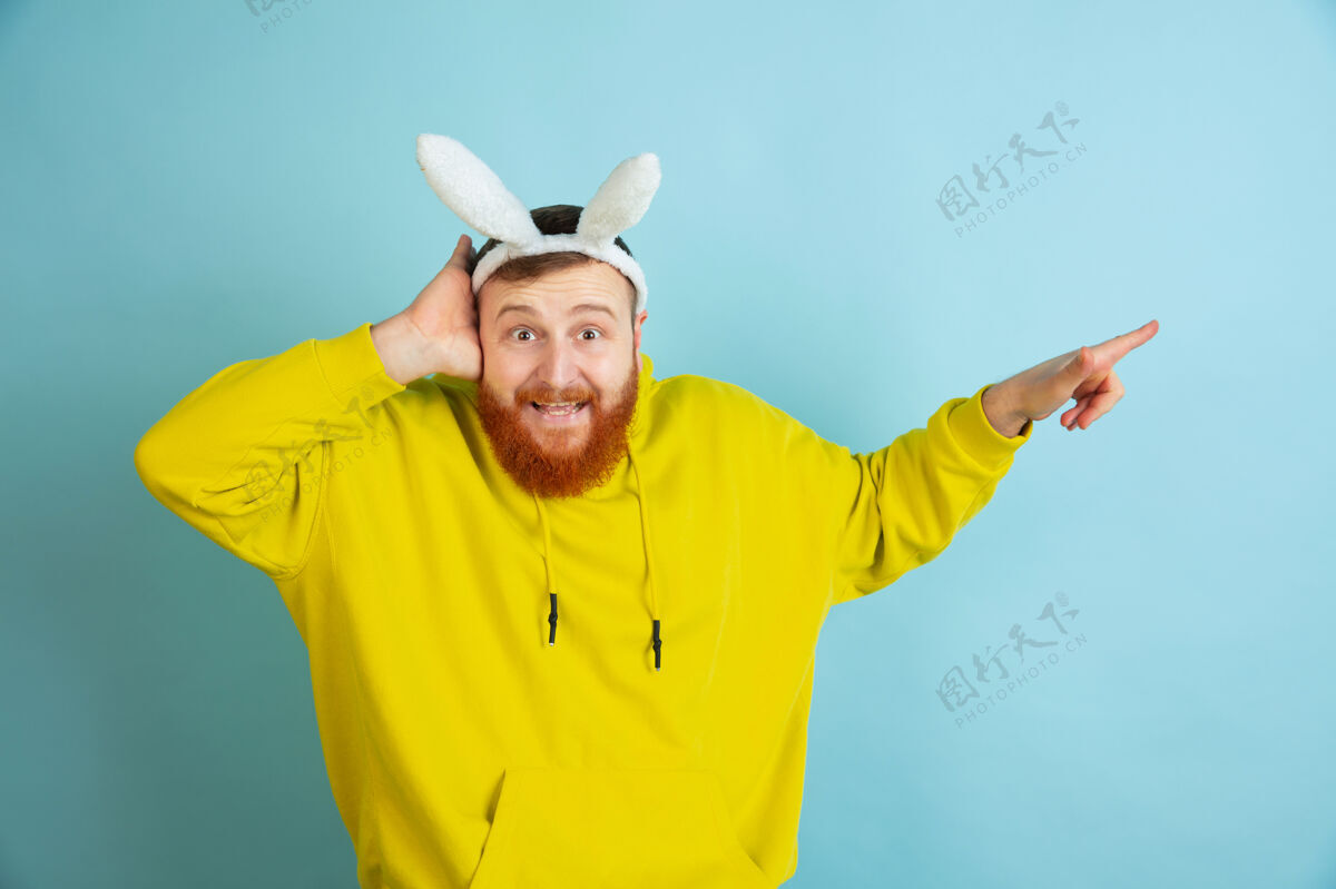 Comic复活节兔子耳朵的大胡子男人MaleStrongEgg