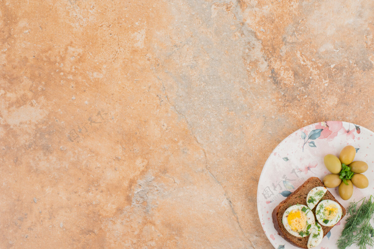 小吃在大理石桌上烤熟鸡蛋大理石桌子面包绿色