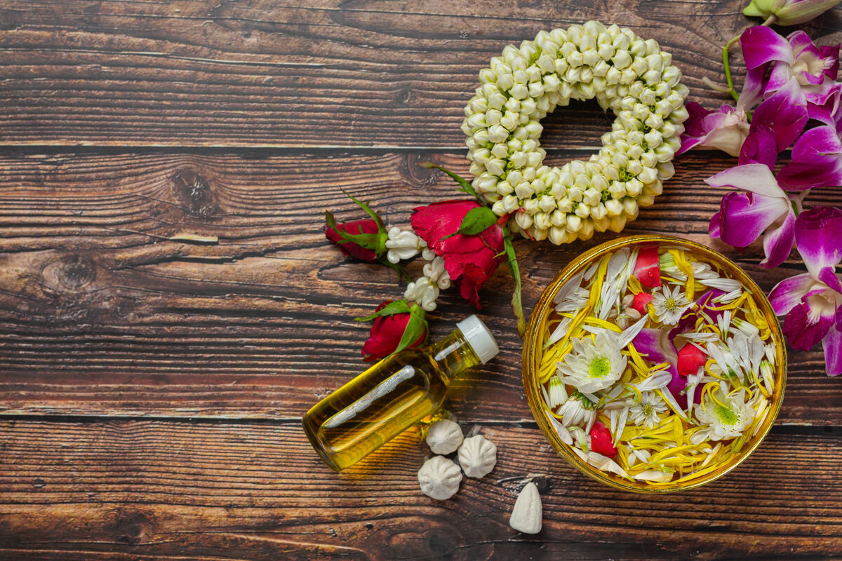 粉末泰国传统的茉莉花环和五颜六色的花水碗装饰和香水 泥灰岩香水新茉莉花