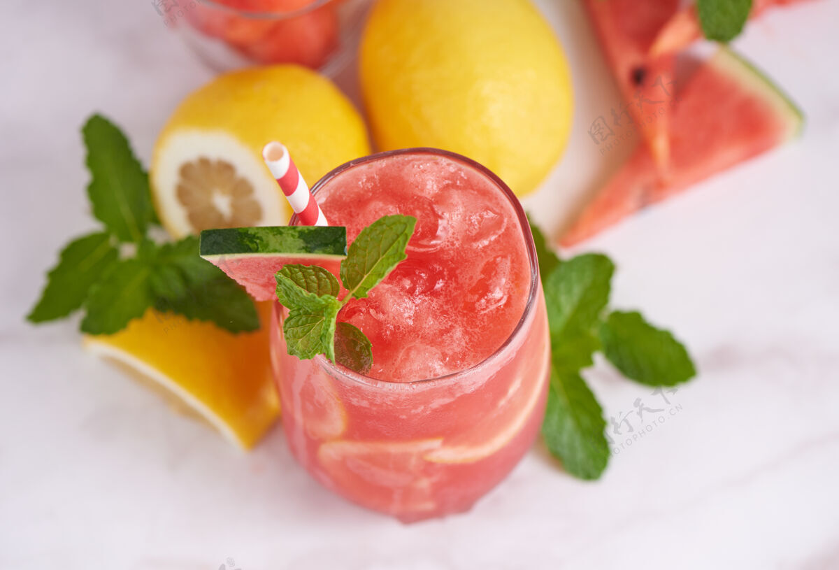 玻璃新鲜水果冰沙 自制西瓜柠檬水 夏日鲜果写真饮料西瓜成熟水