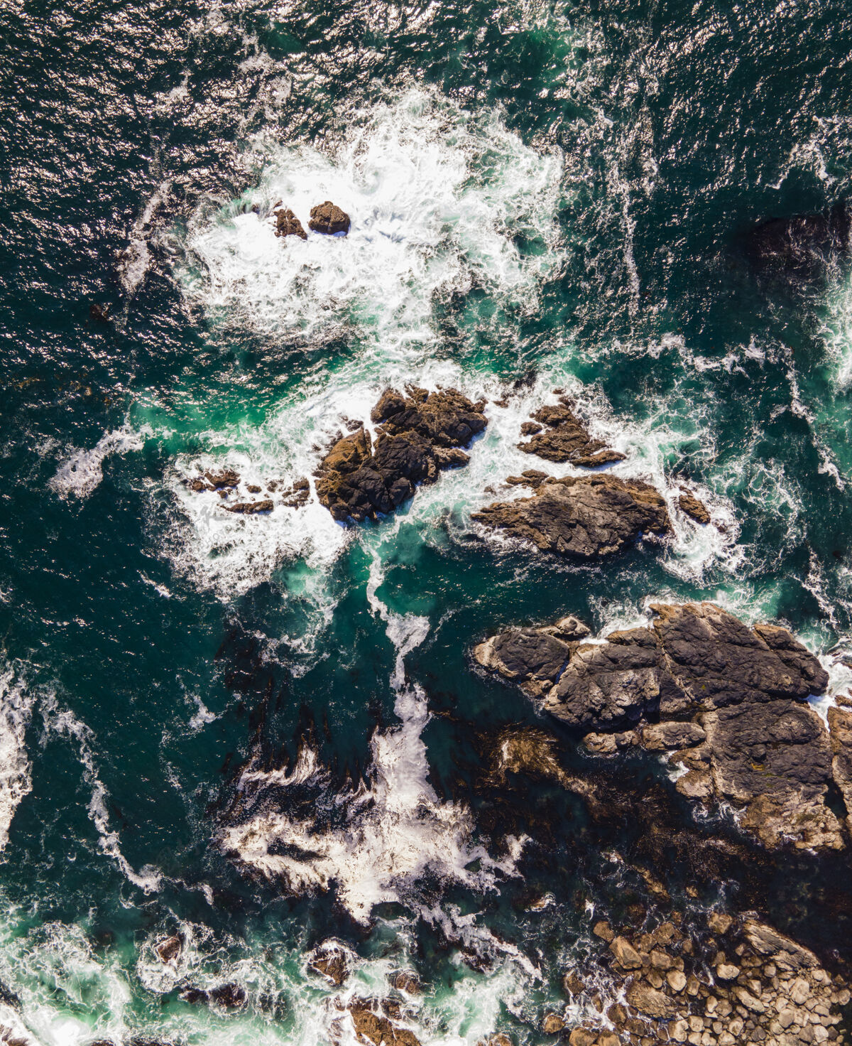 岩石空中垂直拍摄的岩石海度假水海滩